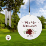 Bourgogne & Blush Rozen Mr & Mrs Wedding Memento Windgong<br><div class="desc">Vier de jonggehuwden met deze prachtige aangepaste windchime. Het zeil van de charme heeft een prachtig boho chic ontwerp met een cluster van handbeschilderde waterverf rozen in de kleuren bordeaux, rood en blush roze. De tekst leest Mr & Mrs. met hun achternaam en het vastgestelde jaar (jaar van de bruiloft)....</div>