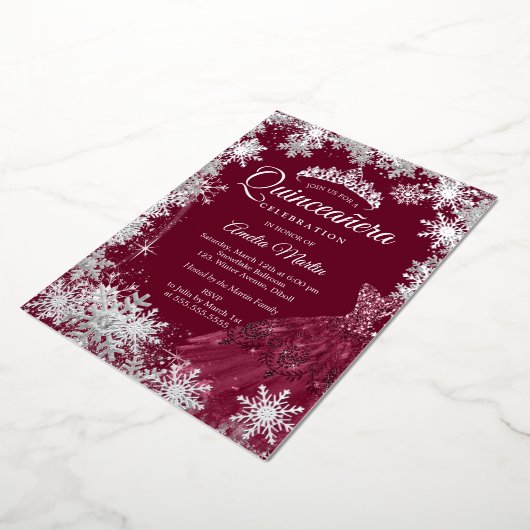 Bourgogne Elegant Winter Snowflake Quinceanera Folie Uitnodiging (Gedraaid)