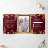 Bourgogne en Gouden Folie Bloemen Bladeren Bruilof Drieluik Uitnodiging (Binnen)