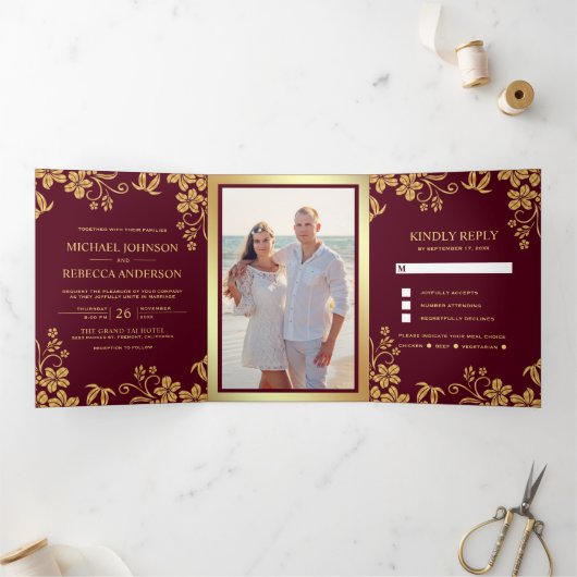 Bourgogne en Gouden Folie Bloemen Bladeren Bruilof Drieluik Uitnodiging (Binnen)
