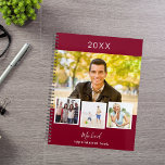 Bourgogne foto collage afspraken 2025 planner<br><div class="desc">Creëer uw eigen unieke fotocollage. Gebruik vier,  vier van je favoriete foto's. Personaliseer en een jaar,  naam en tekst. Een bordeauxrode achtergrond,  witte tekst.</div>