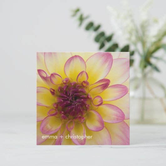 Bourgogne, geel en Witte Dahlia Save The Date (Staand voorkant)