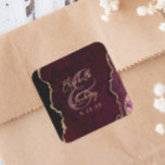 Bourgogne Gold Agate Script Wedding Vierkante Sticker<br><div class="desc">Deze elegante sticker is voorzien van een Bourgondische waterverf agaat geode design getrimd met faux gouden glitter. Pas de goudkleurige tekst eenvoudig aan,  met de namen van de bruid en bruidegom in handschriftkalligrafie over een groot ampersand en de trouwdatum hieronder.</div>