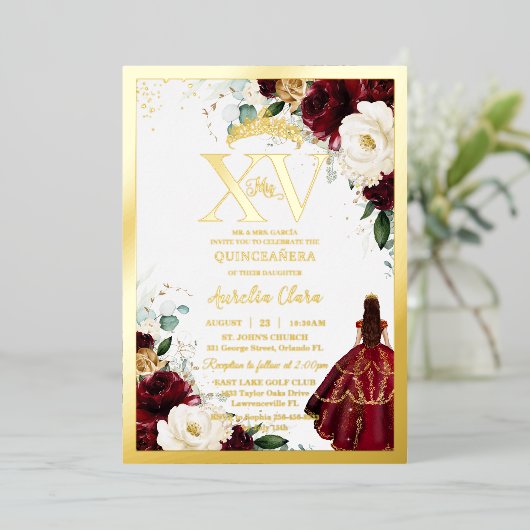 Bourgogne Goud Wit Bloemen Quinceañera Quince 15 Folie Uitnodiging (Staand Voorkant)