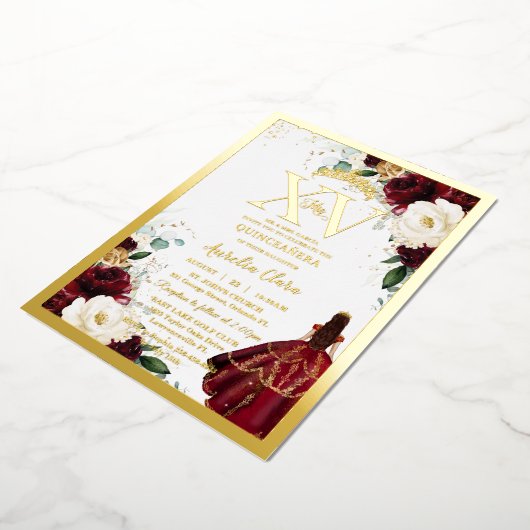 Bourgogne Goud Wit Bloemen Quinceañera Quince 15 Folie Uitnodiging (Gedraaid)