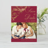  Bourgogne Gouden Bloemen Damask Fotobruiloft Save The Date (Staand voorkant)