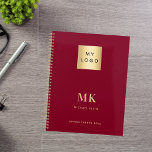 Bourgogne gouden monogram initialen business 2025 planner<br><div class="desc">Een bordeauxrode achtergrond,  gouden tekst. Personaliseer en voeg uw logo,  monogram initialen,  naam en een titel jaar 2025 (of elk jaar). Je logo aan de voor- en achterkant. Ruimte voor uw website adres op de achterkant.</div>