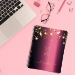 Bourgogne gouden sterren monogram naam 2024 planner<br><div class="desc">Een donkerbruine faux metallische achtergrond met het druppelen van gouden sterren. Sjabloon voor een jaar (ondersteboven) personaliseer en voeg een naam toe. De naam wordt geschreven met een gouden, moderne hand geschreven stijlmanuscript. Ideaal voor school, werk of het organiseren van je persoonlijke of gezinsleven. Als u de wasbeurt wilt behouden,...</div>