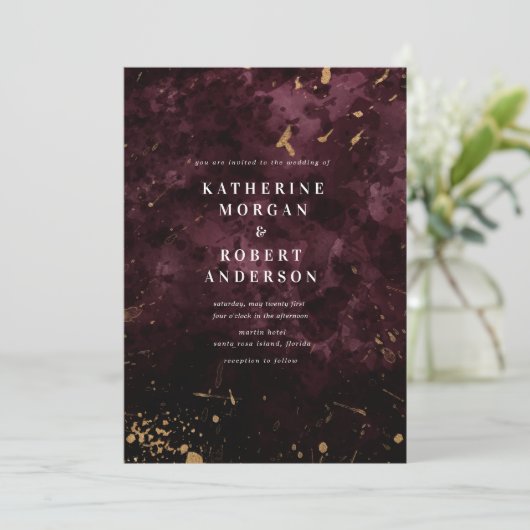 Bourgogne Gouden Strooiingen Bruiloft Uitnodiging (Staand voorkant)