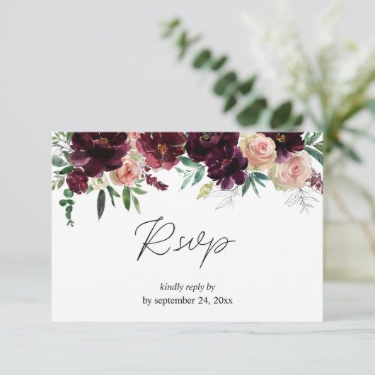 Bourgogne & Licht Blush Roze Bloem met Maaltijd RSVP Kaartje (Staand voorkant)