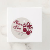 Bourgogne Modern Cherry Baby shower Bedankjes Labels (In situ)