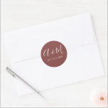 Bourgogne Monogram Elegante bruiloft Ronde Sticker<br><div class="desc">Onze "Modern Minimalist Monogram Wedding" beschikt over elegante handgeschreven scriptmonogrammen in combinatie met een schreefloos lettertype in een moderne lay-out op verschillende kleuren achtergronden voor uw moderne bruiloften het hele jaar door. Kijk in onze winkel voor meer overeenkomende objecten uit dit collectie.</div>