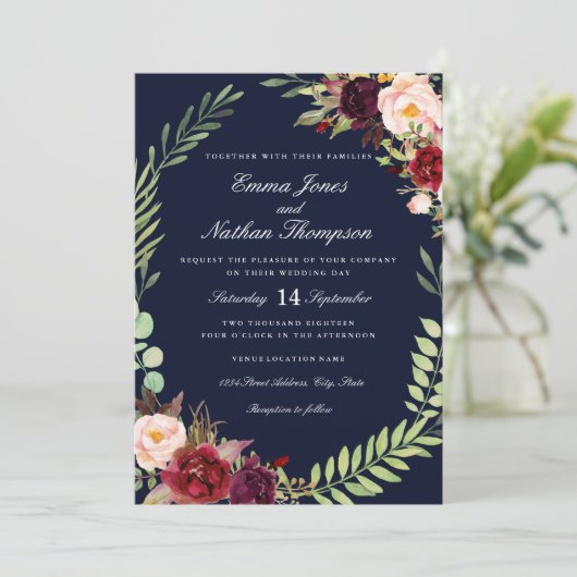 Bourgogne Navy Bloemen Krans bruiloft uitnodiging (Staand voorkant)