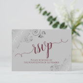 Bourgogne op het Gray Silver Lace Calligraphy Wedd RSVP Kaartje (Staand voorkant)
