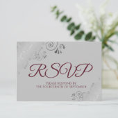 Bourgogne op het grijze Elegant Silver Wedding RSVP Kaartje (Staand voorkant)