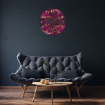 Bourgogne paarse goudmarmer ronde klok<br><div class="desc">Een glanzende,  paarse en faux goudstaart,  marmerbare steendruk als achtergrond. Personaliseer en voeg jouw naam toe. De naam wordt geschreven met een modern handgeschreven stijlmanuscript met letters.</div>