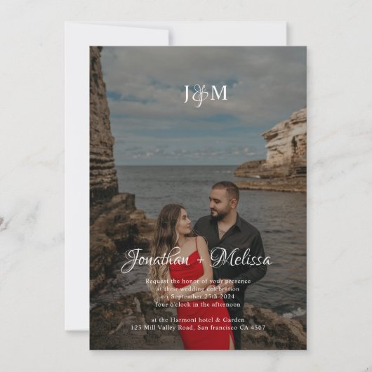 Bourgogne QR Code Budget Monogram Overlay Bruiloft Kaart (Voorkant)