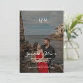 Bourgogne QR Code Budget Monogram Overlay Bruiloft Kaart (Staand voorkant)