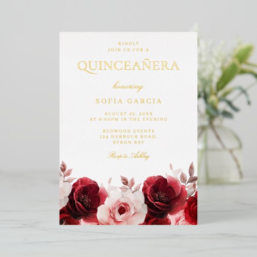 Bourgogne Red Elegance Red Rose Quinceanera Gold Folie Uitnodiging (Staand Voorkant)