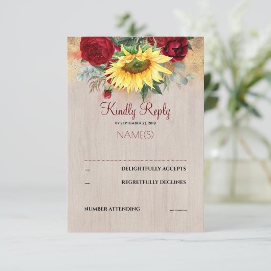 Bourgogne Rode Bloemen en Zonnebloemen Bruiloft RS RSVP Kaartje (Staand voorkant)