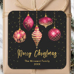 Bourgogne Rode en Gouden Ornamenten Vrolijk kerstf Vierkante Sticker<br><div class="desc">Deze elegante en glamoureuze vakantie sticker kan worden gepersonaliseerd met uw familienaam. Het ontwerp is voorzien van gouden en bordeaux rode kerst bauble ornamenten op een zwarte achtergrond. De tekst combineert handgeschreven script en moderne schreefloze lettertypen voor een stijlvolle en verfijnde look. De glinstering en glitter voegen een feestelijke en...</div>