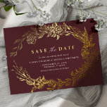 Bourgogne rood en goud | Luxe Floral Save the Date Folie Uitnodiging<br><div class="desc">Elegant bewaar de datumkaarten met echte metallic folie. -stijl bloemstukken lijst uw gegevens. Goud op een contrasterende donkerrode achtergrond.</div>