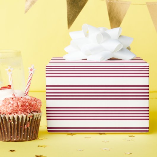Bourgogne rood met wit vijfstrips cadeaupapier (Verjaardagsfeest)