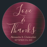 Bourgogne Roos Goudfolie Liefde & Bedankt Ronde Sticker<br><div class="desc">Bourgogne Paarse - Cranberry Marsala en Roos Gold Typografie Script Faux Faux Folie Metallic Elegant Love and Bedankt - Bedankt Favor Sticker die kan worden gebruikt als een Envelope Seal voor een herfst- of herfstbruiloft. Deze sticker kan worden aangepast om jouw naam en huwelijksdatum te omvatten. Deze sticker maakt deel...</div>