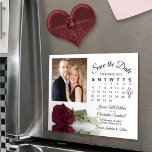 Bourgogne Roos Kalender Foto Bewaar de datummagnee Magnetische Uitnodiging<br><div class="desc">Deze prachtige magnetische kaarten zijn de perfecte manier om je familie en vrienden te laten weten dat ze de datum voor je aanstaande bruiloft moeten bewaren. Het romantische ontwerp is voorzien van een enkele lange stengel bordeaux, kastanjebruin of wijnrood gekleurd roos dat op de zijkant ligt en reflecteert of spiegelt...</div>