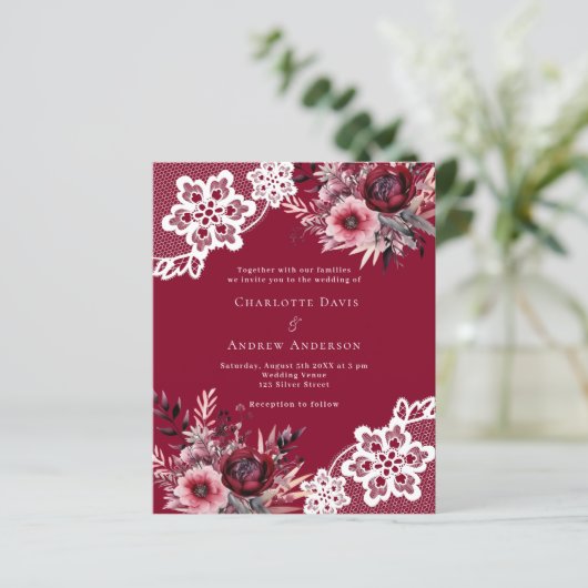 Bourgogne roze bloemen witte kant bruiloft uitnodi (Staand voorkant)