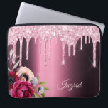 Bourgogne roze glitter druipt bloemen naam laptop sleeve<br><div class="desc">Roze faux glitter drip,  verfdruppelaar ziet er uit op een stevige,  metalen achtergrond. Bourgogne en roos goudkleurige bloemen. Sjabloon voor Jouw naam. De naam in pastelroze wordt geschreven met een modern en trendy hand lettered stijlmanuscript.</div>