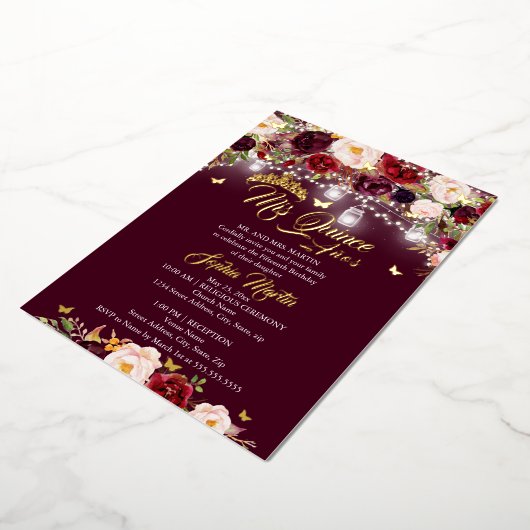 Bourgogne rustieke bloemenvlinder Quinceanera Folie Uitnodiging (Gedraaid)