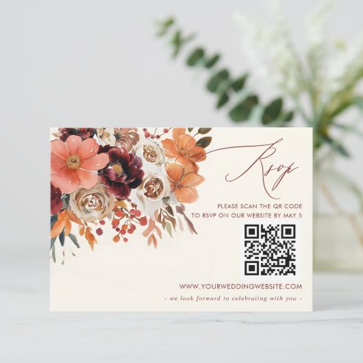 Bourgogne Sinaasappel Bloemen Fall Wedding QR CODE RSVP Kaartje (Staand voorkant)