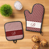 Bourgogne & Wit Monogrammed Polka-Dot Ovenwant & Pannenlap Set (Top down)