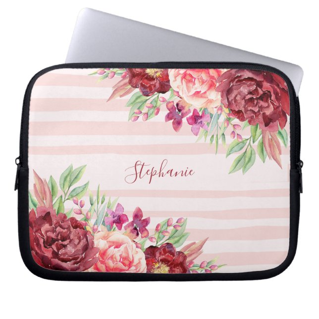 Bourgondië Blush Bloemen Roze Strepen Monogram Laptop Sleeve (Voorkant)