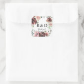 Bourgondië & Dusty Blush Roze Bloemen Monogram Vierkante Sticker (Tas)