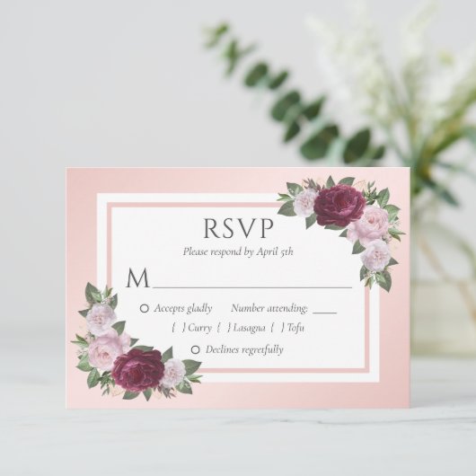 Bourgondië en Blush Bloemen Bruiloft RSVP Kaarten (Staand voorkant)