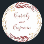 Bourgondië en goud verlaat krans bruiloft ronde sticker<br><div class="desc">Faux gouden folie bladeren en bloemtakken krans elegante bruiloft zegels</div>