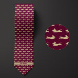 Bourgondië en gouden lopende teckel stropdas<br><div class="desc">Een echt gepersonaliseerde stropdas met een patroon van gouden teckels die heen en weer rennen en een gouden monogram, een grillig ontwerp dat elke hondenvader die van het ras houdt zal aanspreken, met behoud van een gevoel voor stijl. Zorg ervoor dat u onze bijpassende teckel-sokken bekijkt om het perfecte gepersonaliseerde...</div>