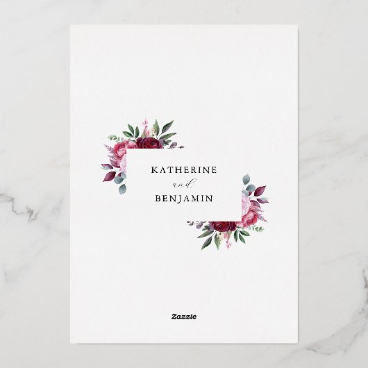 Bourgondië en roze elegante bloemenbruiloft folie uitnodiging (Achterkant)