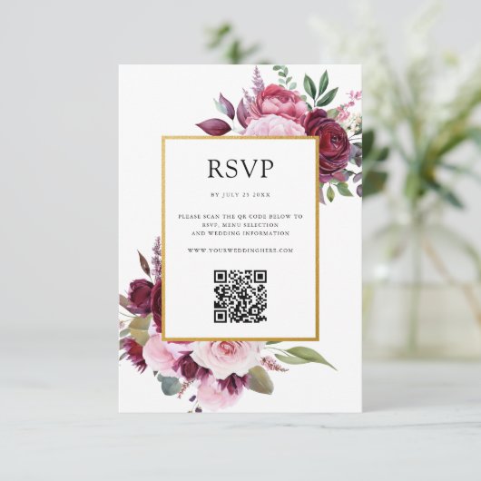 Bourgondië en roze elegante bloemenbruiloft RSVP kaartje (Staand voorkant)