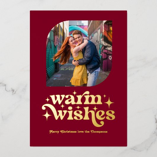 Bourgondië & Goud Moderne Retro Kerstfoto Folie Feestdagenkaart (Voorkant)