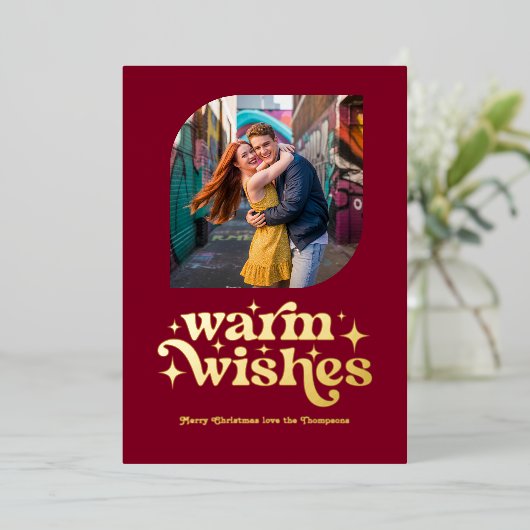 Bourgondië & Goud Moderne Retro Kerstfoto Folie Feestdagenkaart (Staand Voorkant)