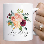 Bourgondië Roze Bloemen Boeket Script Naam Koffiemok<br><div class="desc">Aangepaste koffie mok beschikt over een stijlvol modern monogram in scriptschrift met een boho bloemenboeket ontwerp met prachtige waterverf van de herfst, waaronder rozen, dahlia's, pioenenbloemen en groen, in een prachtig herfstpalet van bordeaux rood, goudgeel, perzik sinaasappel, blush roze en tinten groen. Personaliseer met een voornaam - maakt een geweldig...</div>