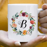 Bourgondië roze bloemenkrans script Initiaal Koffiemok<br><div class="desc">Aangepaste koffie mok beschikt over een script monogram initiaal omlijst door een sierlijke boho stijl bloemenkrans ontwerp met prachtige herfst waterverf bloemen,  waaronder rozen,  dahlia's,  pioenbloemen en groen,  in een prachtig herfstpalet van bordeaux rood,  goudgeel,  perzik sinaasappel,  blos roze,  en tinten groen. Personaliseer met een voornaam initiaal.</div>
