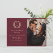 Bourgondiër Champagne Gouden Crest Monogram Formee Save The Date (Staand voorkant)