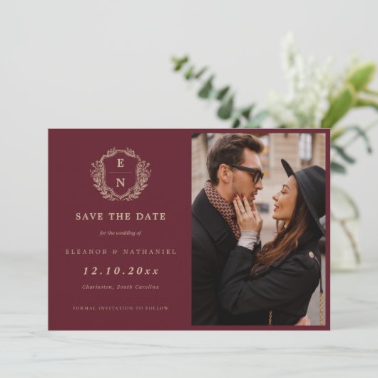 Bourgondiër Champagne Gouden Crest Monogram Formee Save The Date (Staand voorkant)