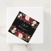 Bourgondierse Marsala en Blush Bloemen - Zwart Bedankjes Labels (In situ)