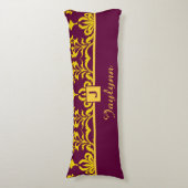 Bourgondisch Gouden Damast Monogram Personaliseerd Lichaamskussen (Voorkant Verticaal)