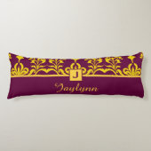 Bourgondisch Gouden Damast Monogram Personaliseerd Lichaamskussen (Voorkant)